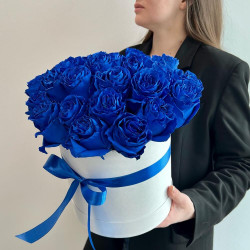 25 синих роз в шляпной коробке