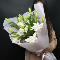 Букет из 5 белых махровых лилий