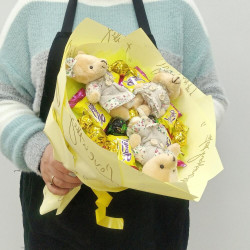 Букет из игрушек медвежат и конфет