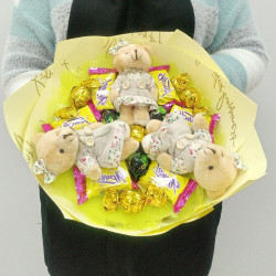 Букет из игрушек медвежат и конфет