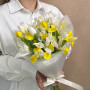 Букет из желтых и белых ирисов