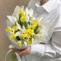 Букет из желтых и белых ирисов фото 4