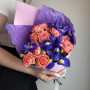 Дофаминовый букет из ирисов и кустовых роз фото 4
