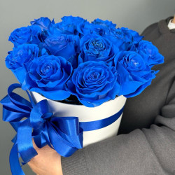 15 синих роз в шляпной коробке